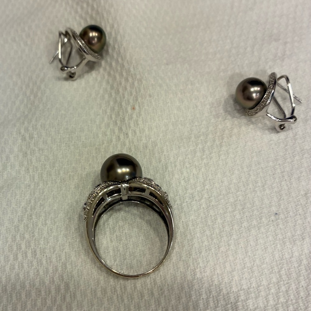 Elegant white 10k gold and Black Pearl Jewelry Set - Picture 4 of 11